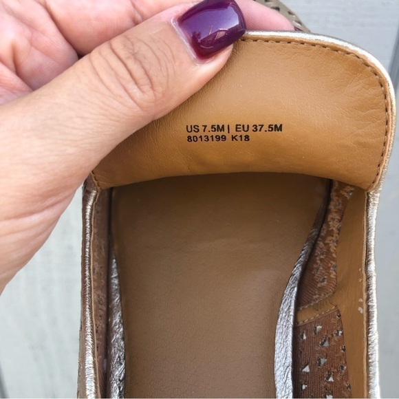 Patricia Nash Francesca Perforated Metallic Gold Tassel Detail Loafer 7.5 - Picture 8 of 8